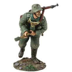 W.Britain 1916-18 German Infantry Pulling Grenade Primer