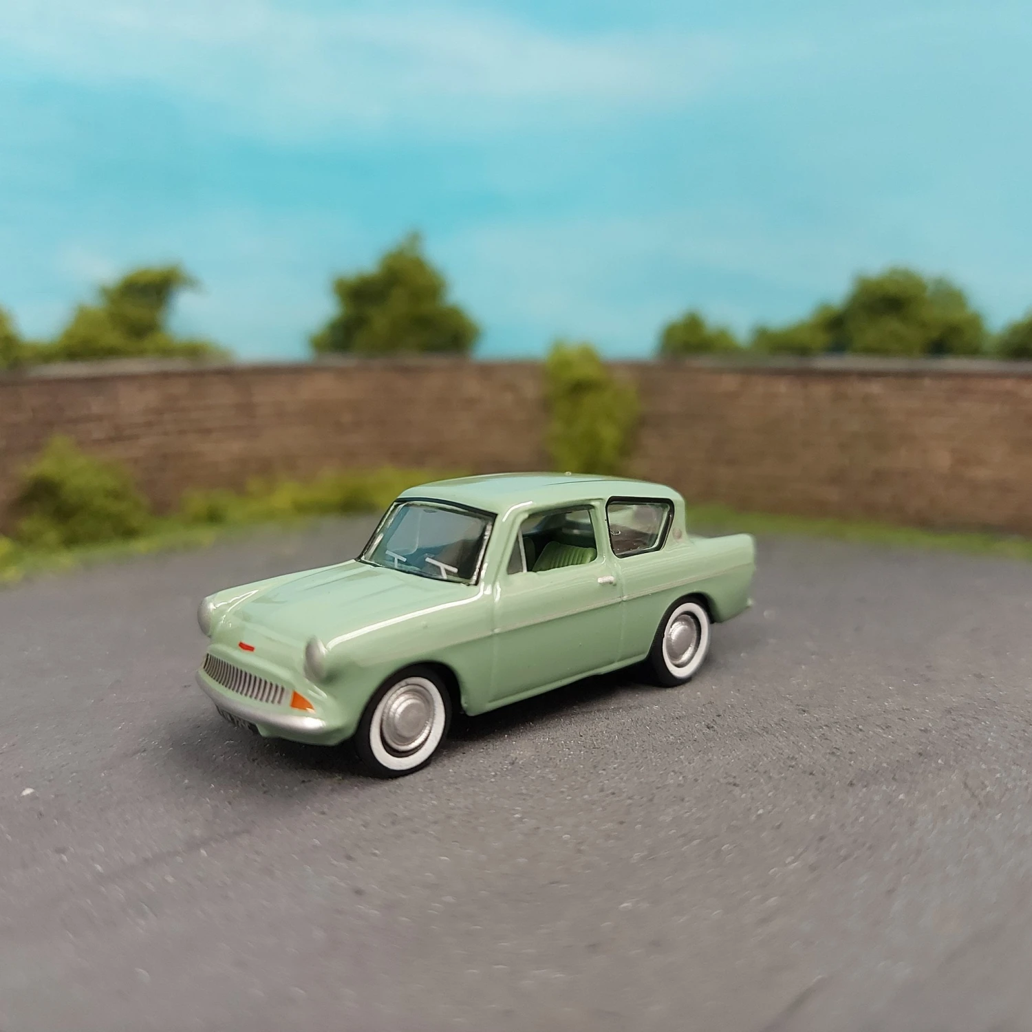 Oxford Diecast Ford Anglia Spruce Green